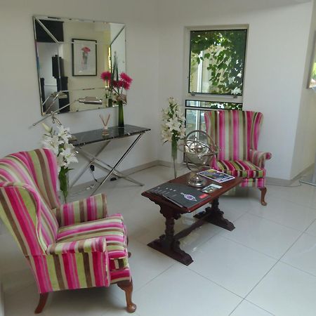 โรงแรมบีชคอมเบอร์ Grouville ภายนอก รูปภาพ